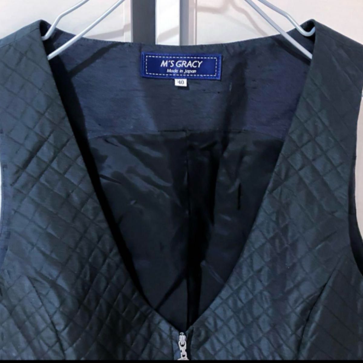【美品】エムズグレイシー 近年モデル キルティング リボン チャーム ベスト 美品】エムズグレイシー 近年モデル キルティング リボン