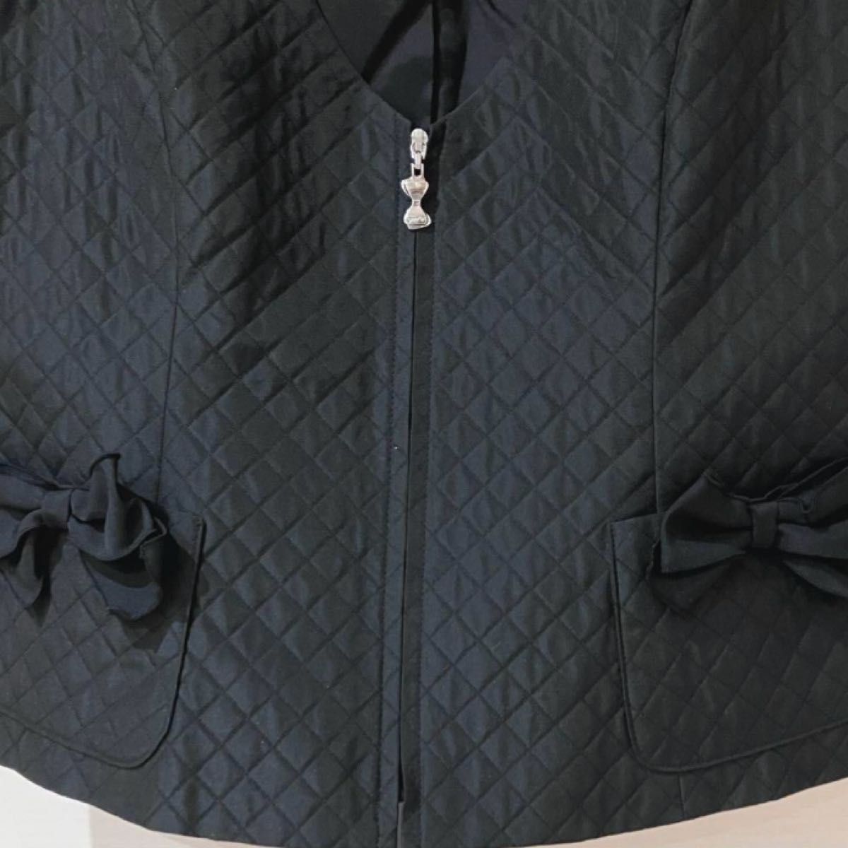 【美品】エムズグレイシー 近年モデル キルティング リボン チャーム ベスト 美品】エムズグレイシー 近年モデル キルティング リボン