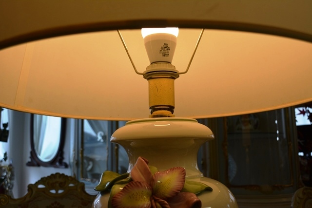 304r31 イタリア製【OASTS】陶器製テーブルランプ 優美なフォルムにエレガントな陶花装飾 クラシカルな佇まいが絵になる逸品_画像7