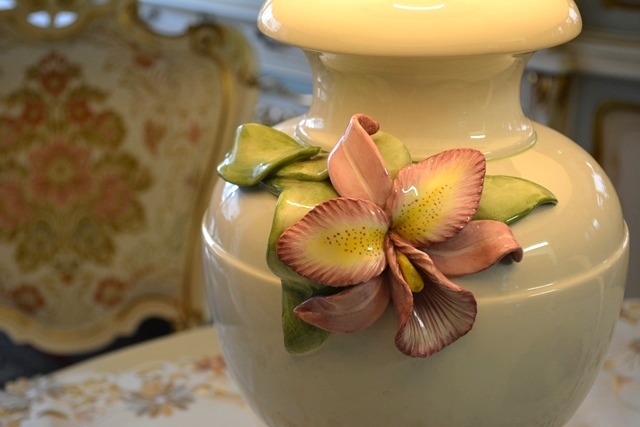 304r31 イタリア製【OASTS】陶器製テーブルランプ 優美なフォルムにエレガントな陶花装飾 クラシカルな佇まいが絵になる逸品_画像3