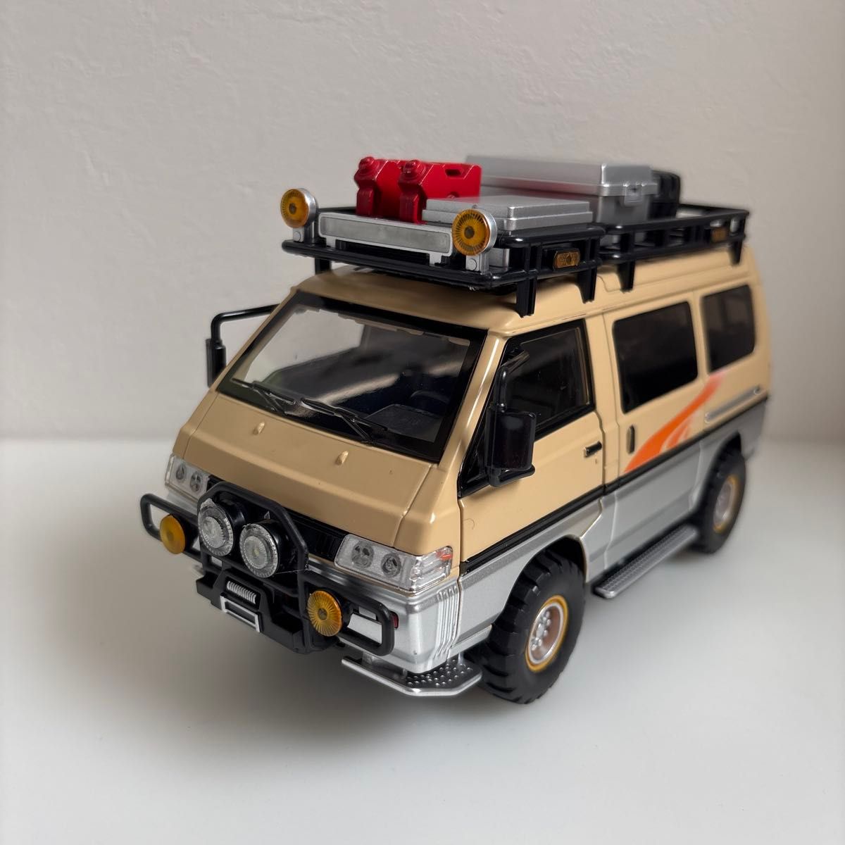 1/24三菱デリカスターワゴン モデルカー、ミニカー、新品未使用 ベージュ 新品未使用】1/24 スケール 三菱 デリカスターワゴン ベージュ