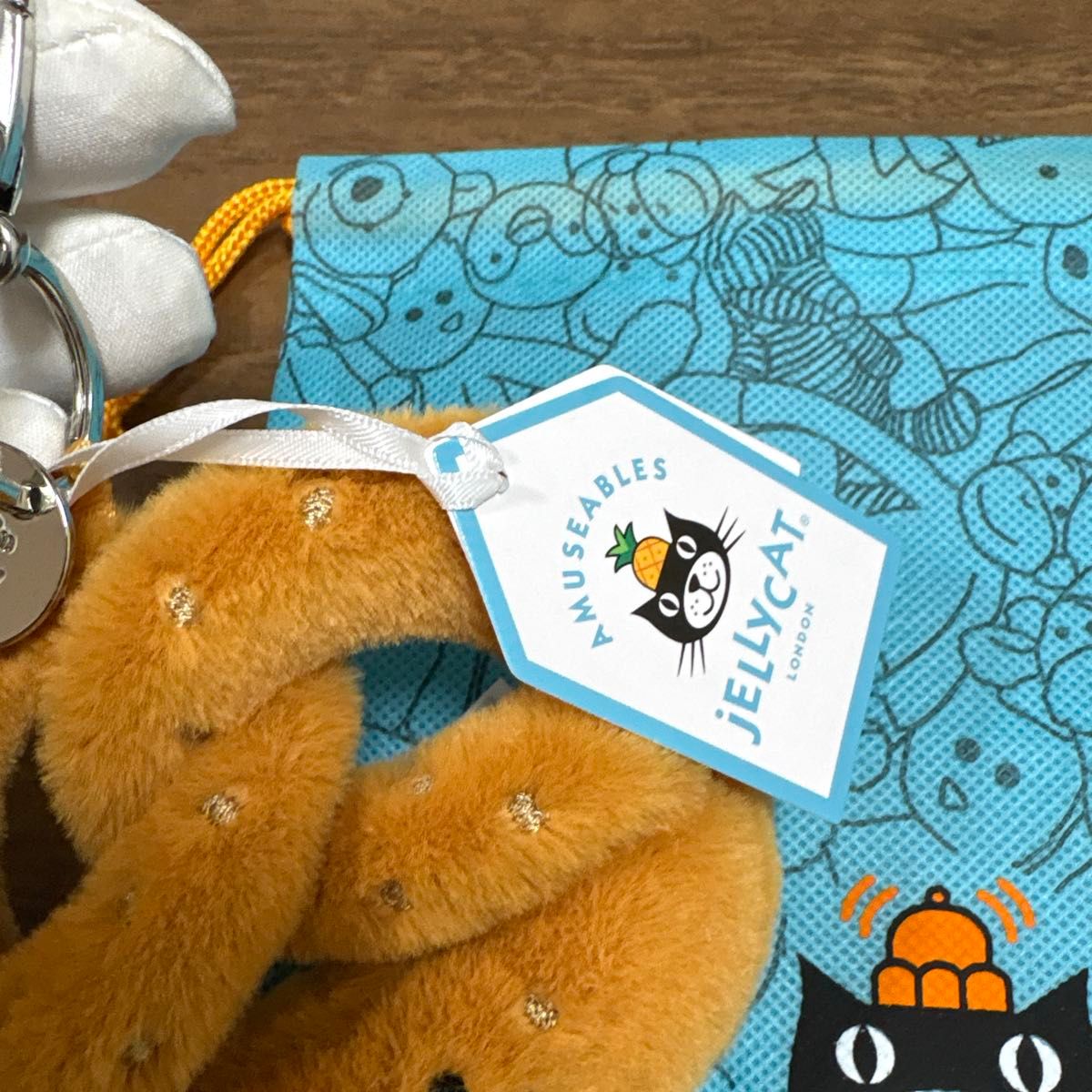 新品 ジェリーキャット プレッツェル ぬいぐるみ バッグチャーム 袋付き 未使用品ジェリーキャットJellycat プレッツェル型ぬいぐるみ