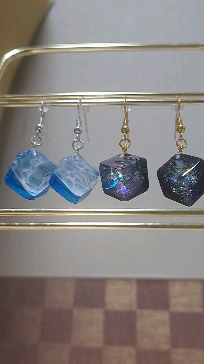 ハンドメイド ピアス ミニキューブ 宇宙 レジン 樹脂ピアス イヤリング 変更可
