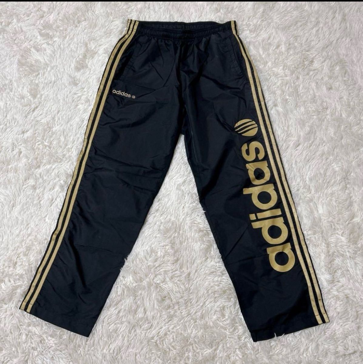 【686】美品 adidas ウィンドブレーカー 上下セット ブラック ゴールド 686】美品 adidas ウィンドブレーカー 上下セット ブラック