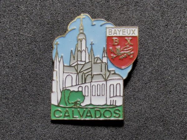 外国のピンズ （中サイズ）:CALVADOS 都市 紋章 エンブレム 中世 歴史 世界史+aA_画像1