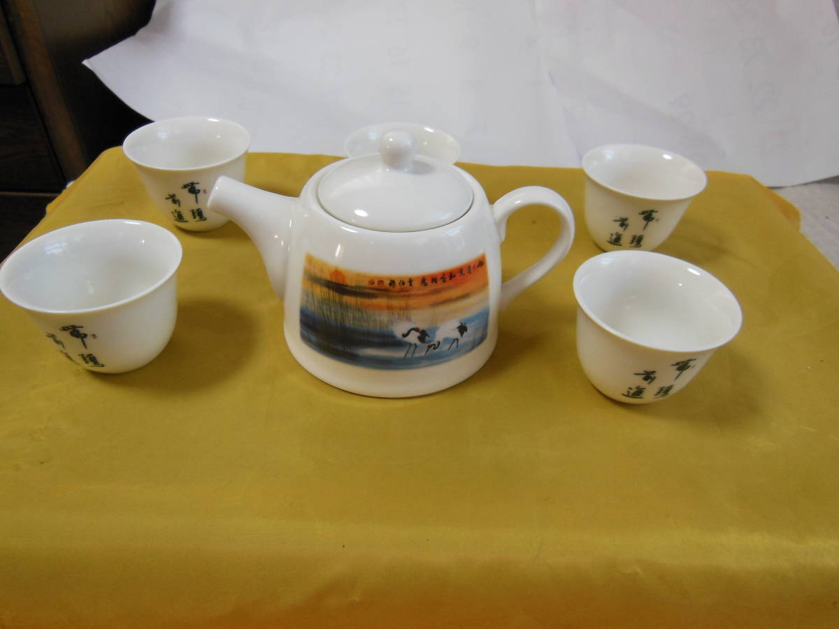 未使用品　　中国茶器６点セット　急須１；湯飲み　５　箱付き　送料無料_画像2