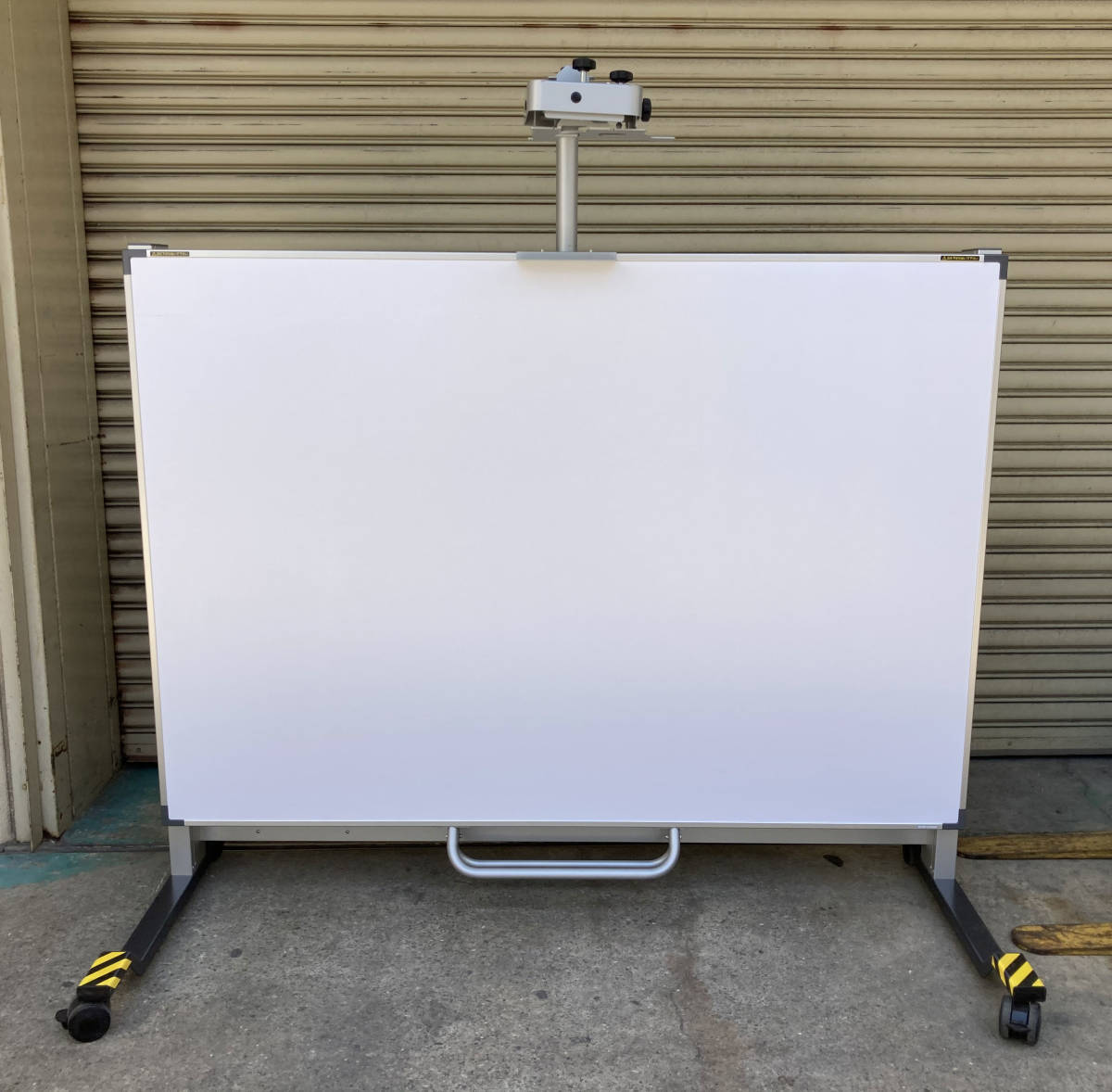 *IZUMI-COSMO projector for white board screen *W1800×1270mm* use 1 year half *I0000023