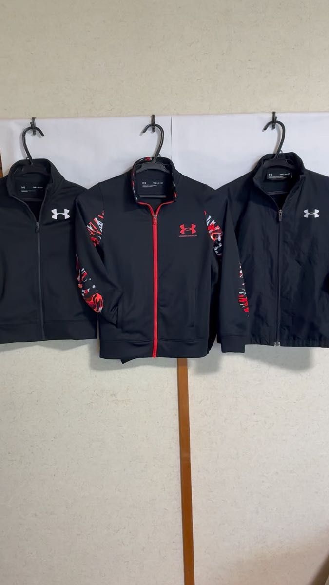 UNDER☆ARMOUR★アンダーアーマー ☆★ジャージ ジャケット3点セット★ブラック レッド ロゴ入りYSMサイズ130/64