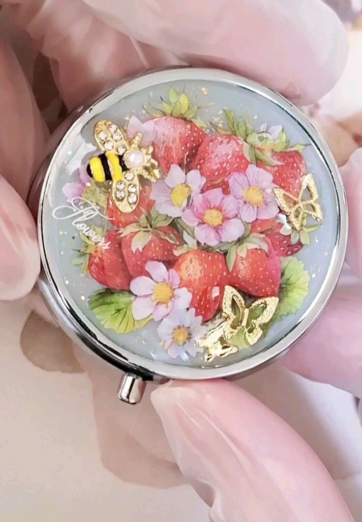 *苺畑 ピルケース* 小物ケース 薬入れ アクセサリーケース ハンドメイド レジン 《 蝶々 蜜蜂 フラワー》No.157