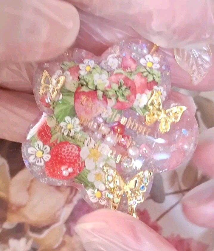 *苺畑と蝶々* シャカシャカ レジンキーホルダー キーホルダー シェイカーキーホルダー ハンドメイド No.164