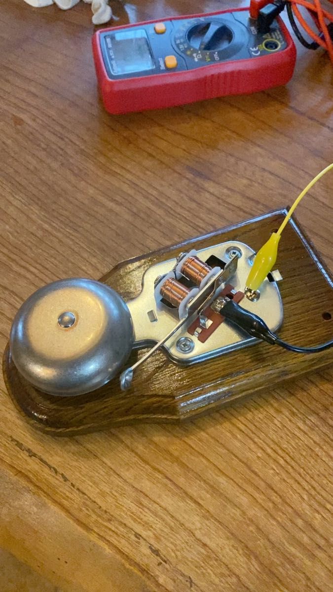 電気ベル 木製の台座付き、イギリス製 幅10cm 長さ18cm