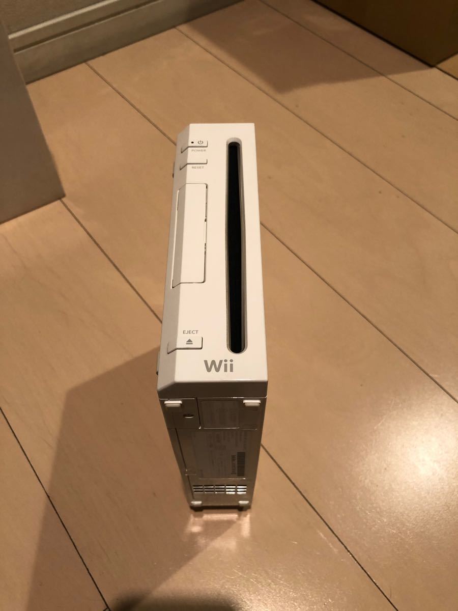 値下げしました。任天堂WiiとWii fitの箱入りセットです。