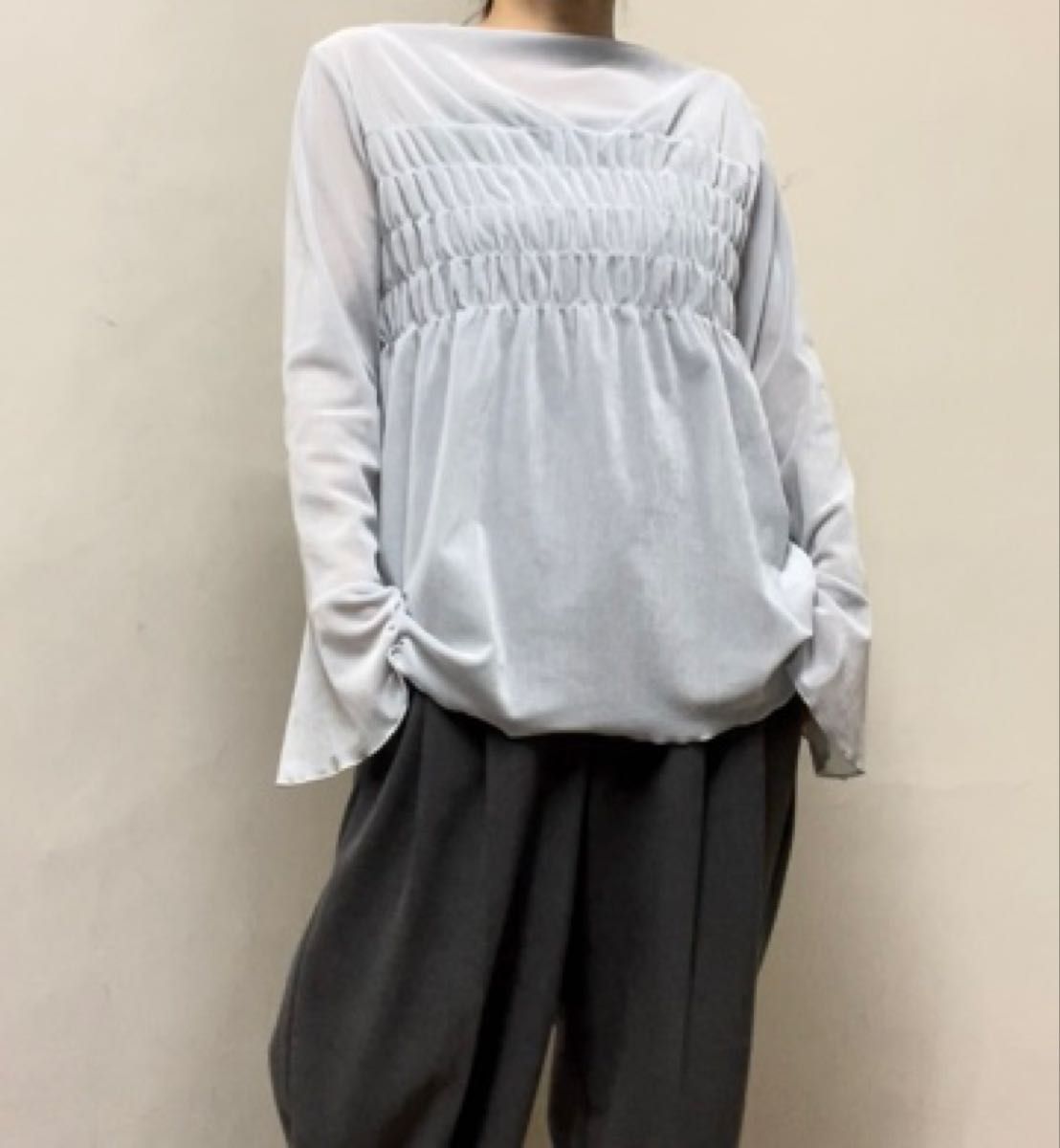 P00334 MICO COULIER メッシュベロアブラウス ぺプラム 上品な光沢感ある素材 ベルスリーブ ライトグレー M