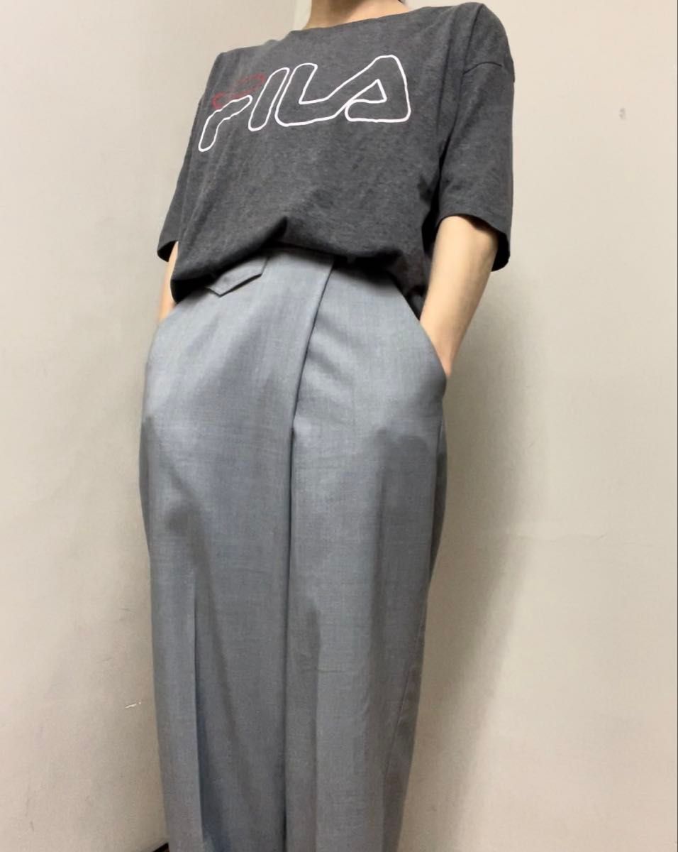 P00265 FILA Tシャツ グレー Mサイズ ロゴ 短め丈 合わせやすさ抜群 薄手T 胸当て付き