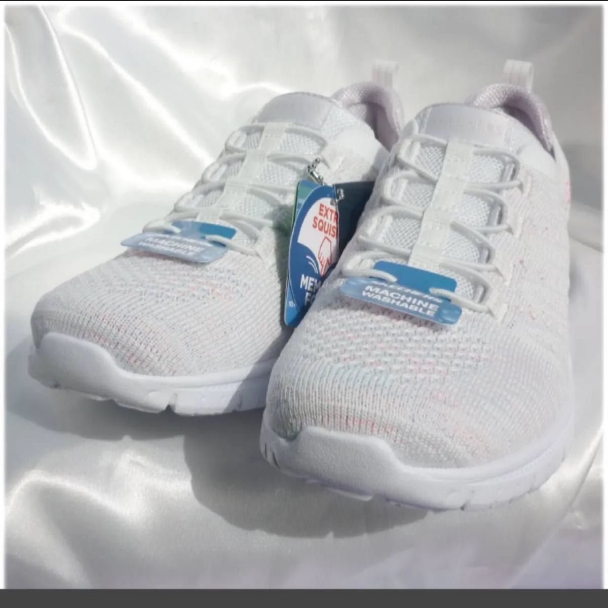SKECHERS MEMORY FOAM 26センチ ホワイトスニーカー 定価11990円新品26cm(25 5cm相当)スケッチャーズ ホワイトドット