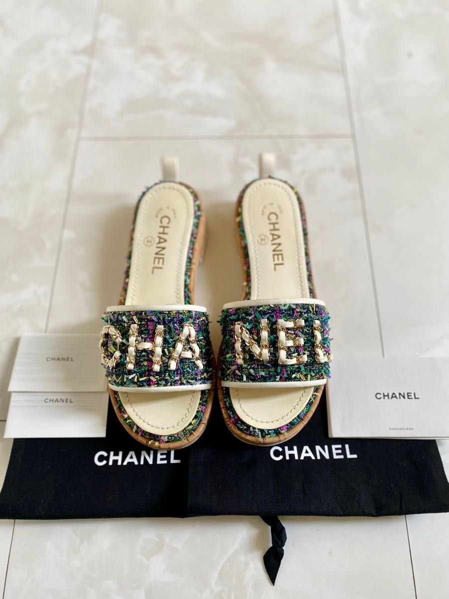 【きらめきツイードで魅せる足元】CHANEL サンダル・ミュール 美品 シャネル ツイード チェーン ロゴ 厚底 フラット ミュール