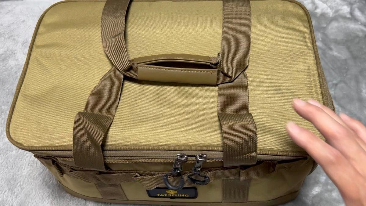 (新品)アウトドア 収納 バッグ 容量20L キャンプ バーベキュー 釣り (仕切り調節及び取り外し可能) カーキ色