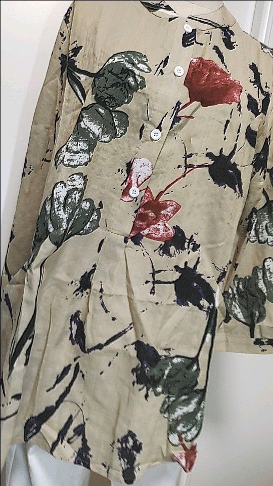 新品 柔らかコットン65%水彩画花柄ブラウス 長袖 透け感無しバンドカラー ベージュ系マルチカラー 実寸見てね L