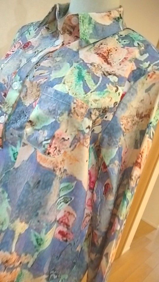 新品値下げ トップス 水彩の花 ピンク& パープル長袖 L シャツカラー ゆったりマルチカラー透け感無し 実寸見てね L