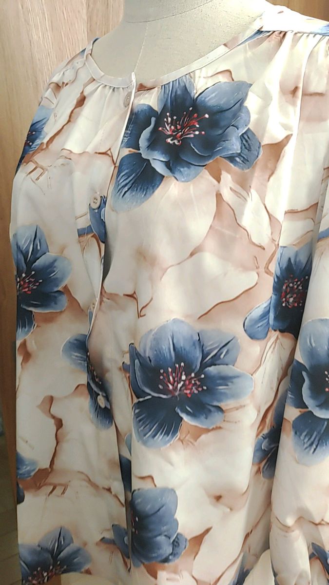新品 割り引き中 花柄ブラウス ブルー花柄ラウンドギャザー フンワリ長袖 透け感無し ほんのりキナリ色 実寸見てね L