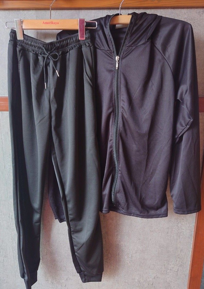 つばフードUVパーカー　XL　 黒　男女兼用ラッシュガード　長袖紫外線　指穴