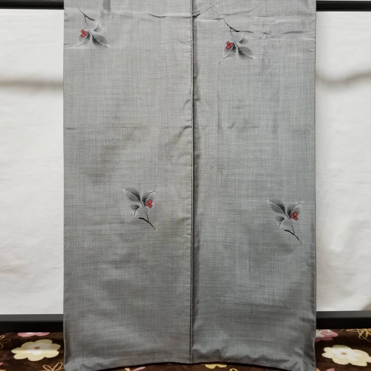 桐輪2532261「お年玉」20%OFF{正絹*西陣織*手織紬*袷着物}☆美品☆丈165*裄65☆銀鼠色糸と白糸の経緯絣.暈し織地☆花文様_画像3