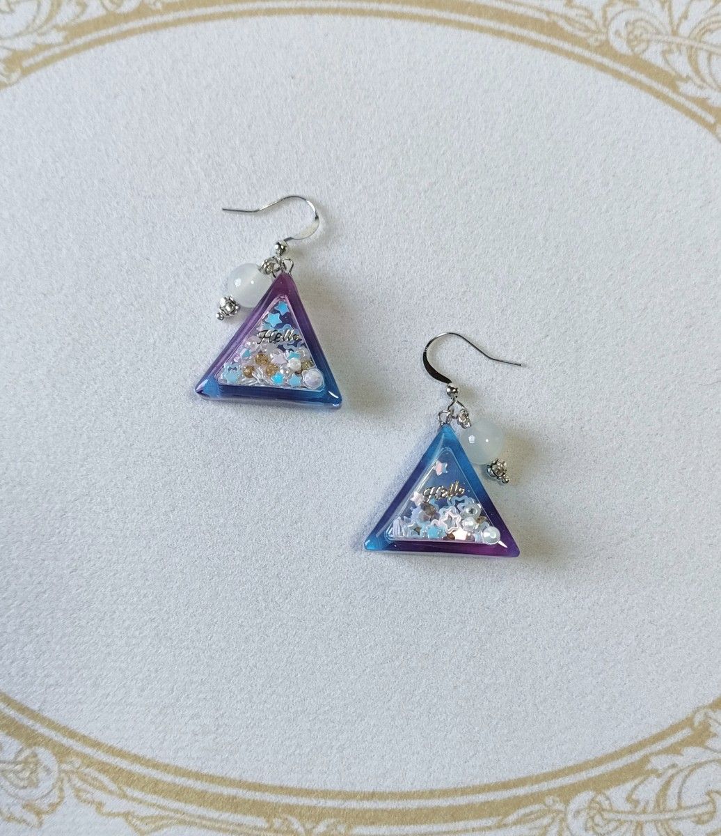 シェイカーピアス宇宙三角形 ハンドメイド レジン レジンアクセサリー