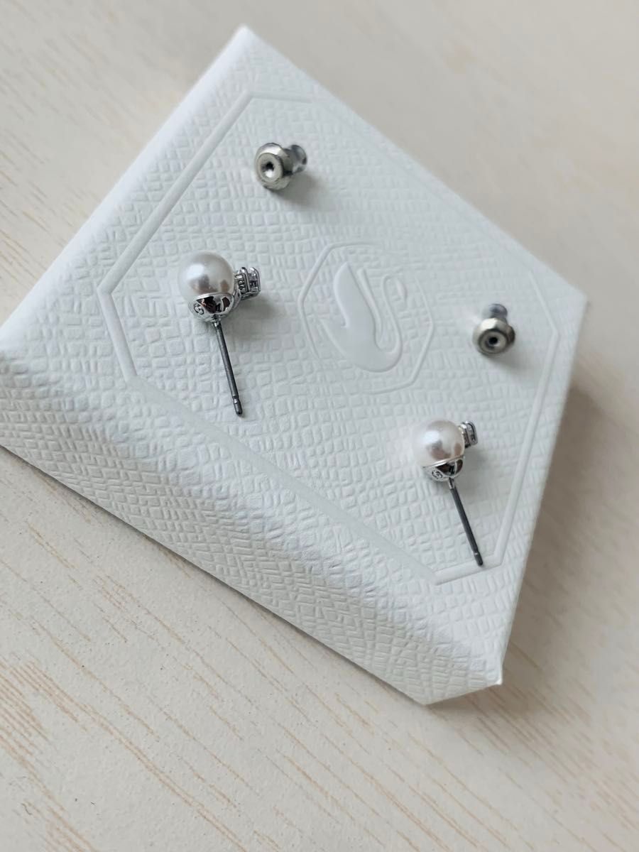 ほぼ新品 スワロフスキー Swarovski Matrix スタッドピアス ほぼ新品 スワロフスキー Swarovski Matrix スタッドピアス