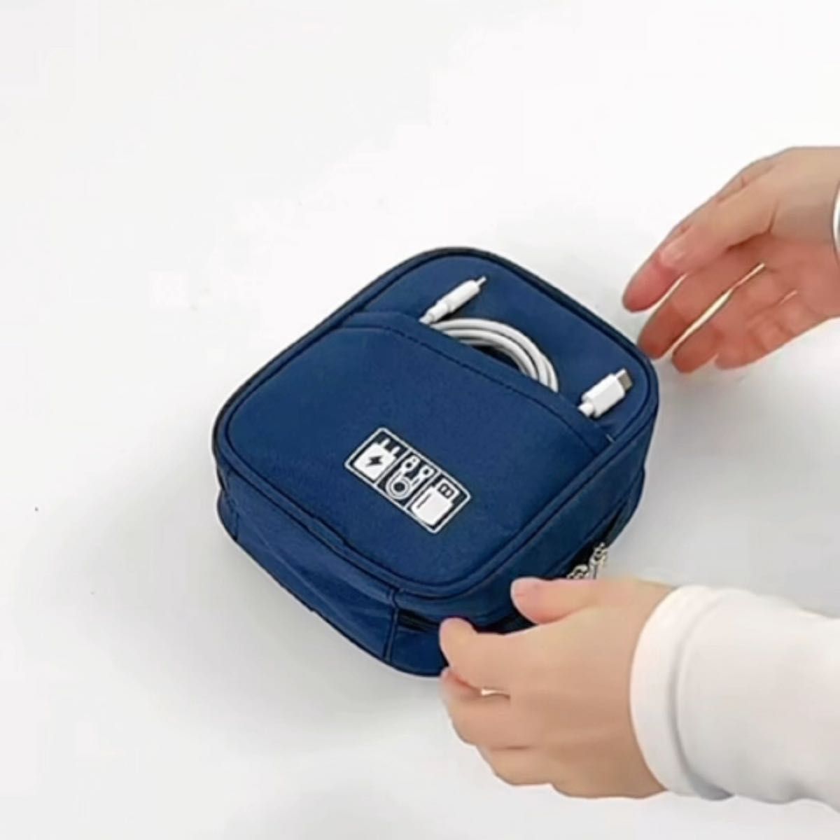 ガジェットポーチ ネイビー モバイルバッテリー ケーブル収納 大容量 ケースグッズ 収納ポーチ 仕切り付き 小物入れトラベルポーチ
