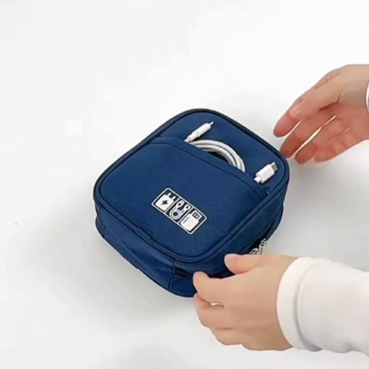 ガジェットポーチ ネイビー モバイルバッテリー ケーブル収納 大容量 ケースグッズ 収納ポーチ 仕切り付き 小物入れトラベルポーチ