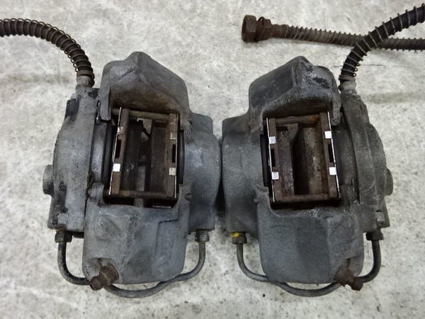  Isuzu Isuzu PR91 Bellett 1800 GT front brake calipers left right pad approximately 9? attaching used parts parts restore rare immediate payment shelves 15-4