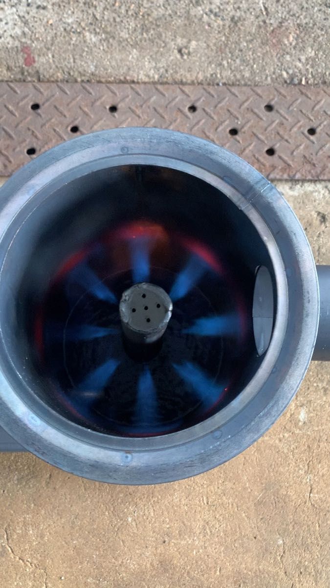 廃油ストーブ 即納品 在庫があります。煙突アダプタ付きます。80mm.100mm.106mm煙突使えます。2001