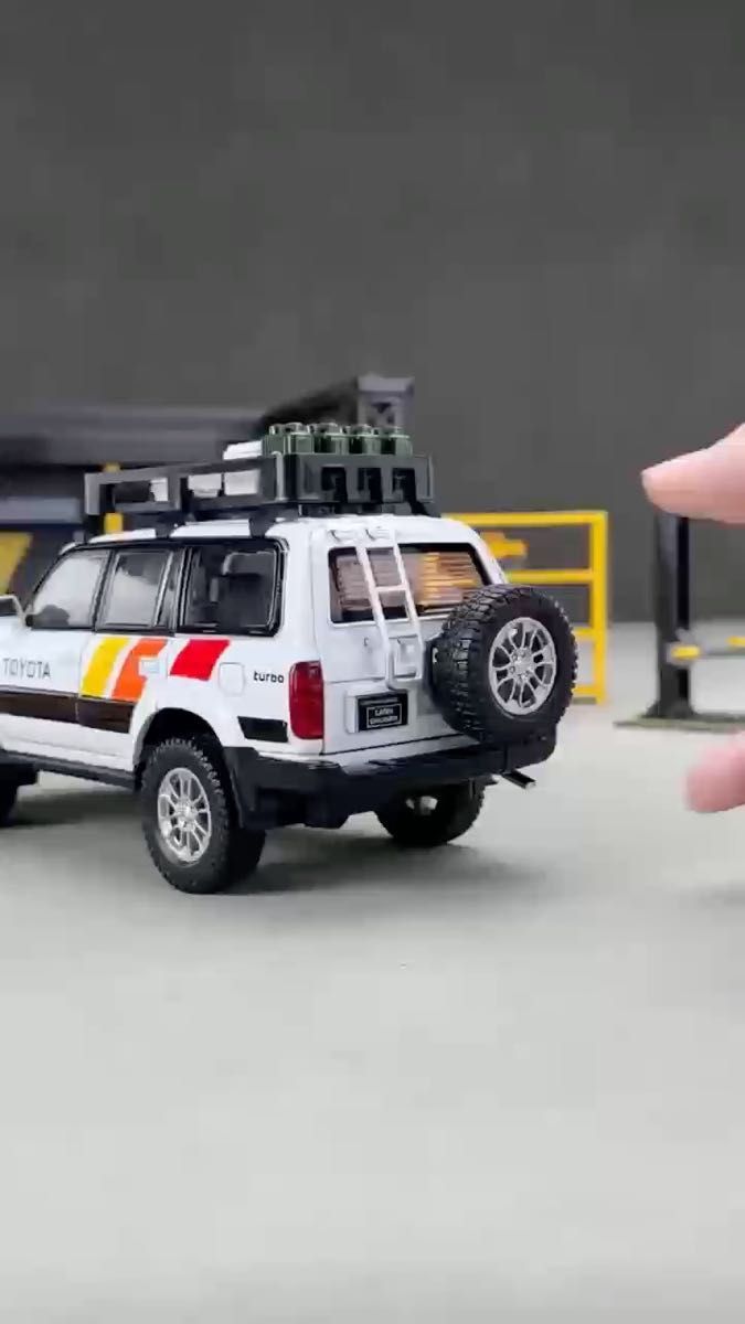 ランドクルーザー LC80 1/24スケールモデルカー