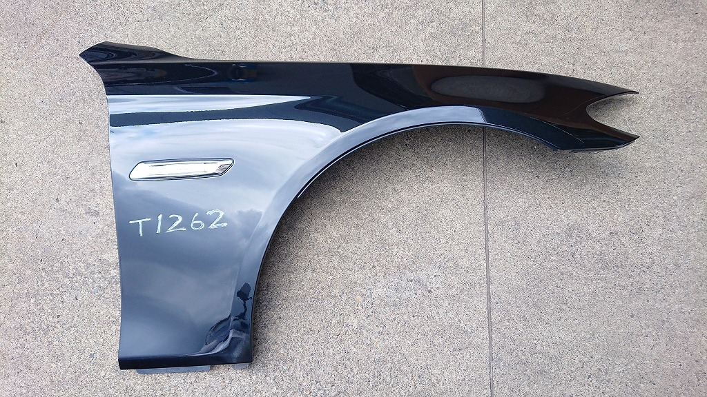 BMW 純正　右　フロントフェンダー　５シリーズ　F10　後期　ラグジュアリー LUXURY　Front Fender Right　品番：記載なしＴ1262_画像1