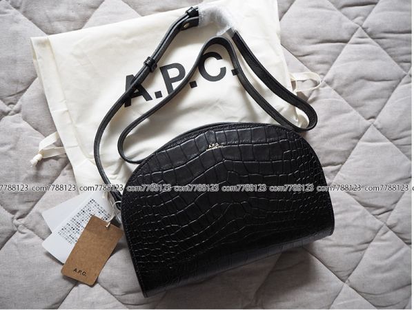 未使用6.2万レア《A.P.C》ハーフムーン 黒 ショルダー バッグdemi luneクロコ型押し ブラック アーペーセー ポルトガル製 レザーバッグ_画像4