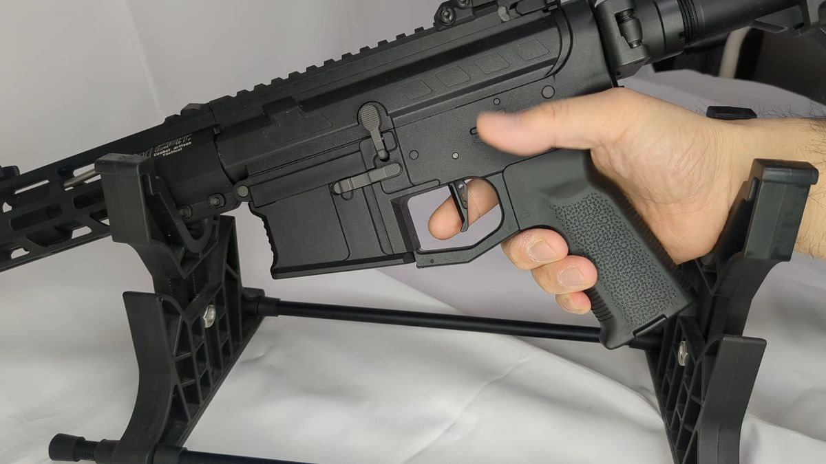 【中古】電動ガンC.A.T. Versatile-8 AR CAT06 カスタム品(18歳以上対象)検)サバゲー エアガン