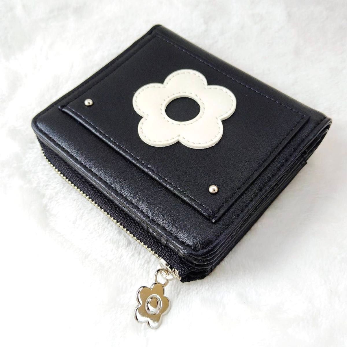 未使用級！　MARY QUANT マリークワント 二つ折り財布　デイジー
