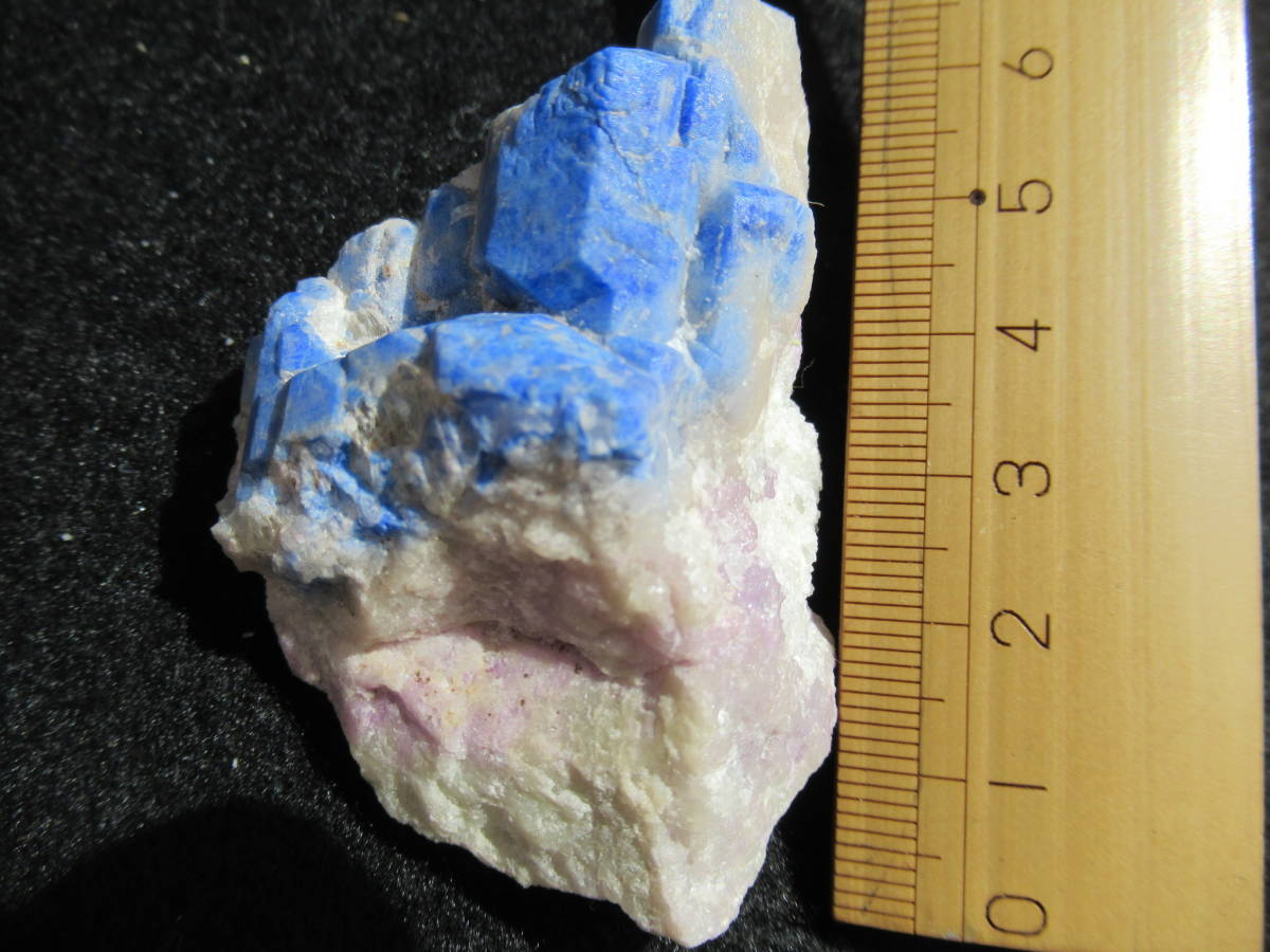アフガンラピス鉱脈の内部に強い黄色蛍光が有る長石形青色結晶_画像2