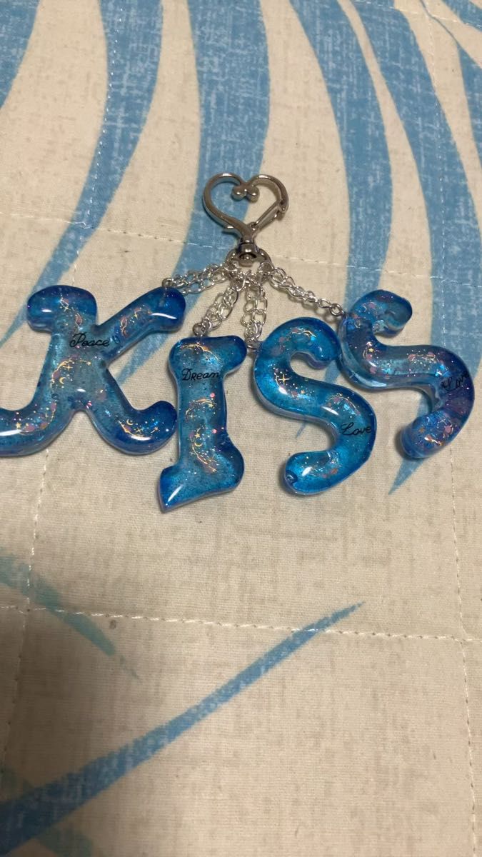 本日限定価格☆レジン アクセサリー キーホルダー チャーム アルファベット Kiss ブルー ラメ ハンドメイド