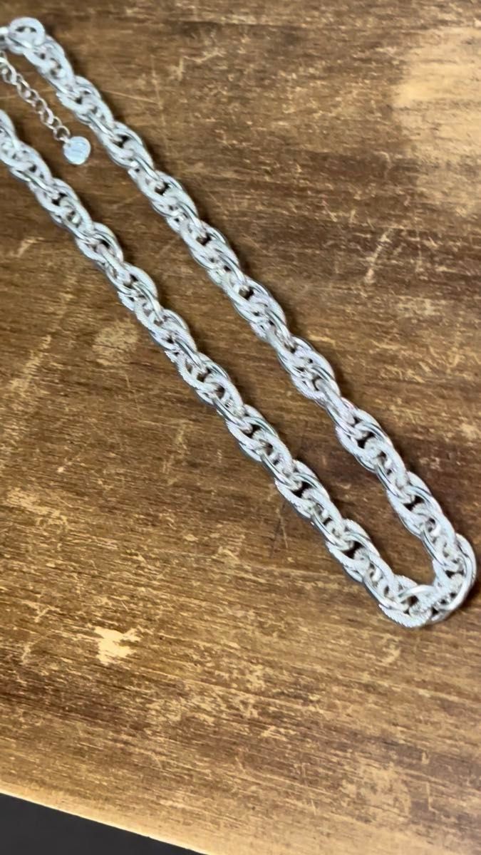 シルバーカラー ブランド刻印入り、デザインネックレス 美品!