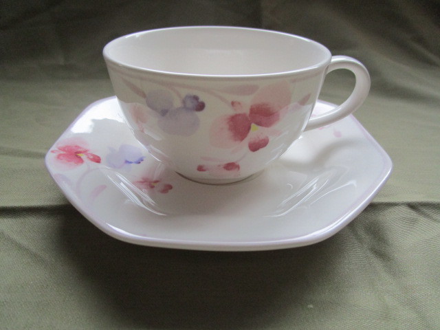 ＃ＮＯＲＩＴＡＫＥ「ノリタケ（Ｍｏｒｎｉｎｇ　Ｓｏｎｇ）★ブルーとピンクの花柄ペアカップ＆ソーサー」～電子レンジＯＫ　箱付き