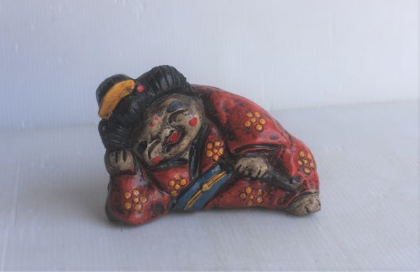 土鈴 ごろ寝の女◆鈴 郷土玩具 日本人形 民芸品 時代人形 創作　味のある土鈴の置物_画像2
