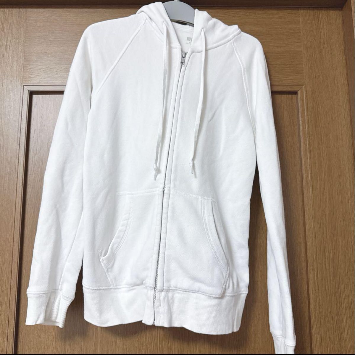 ホワイト フルジップ フード付きパーカー ホワイト ジップアップ フード付きパーカー UNIQLOパーカー
