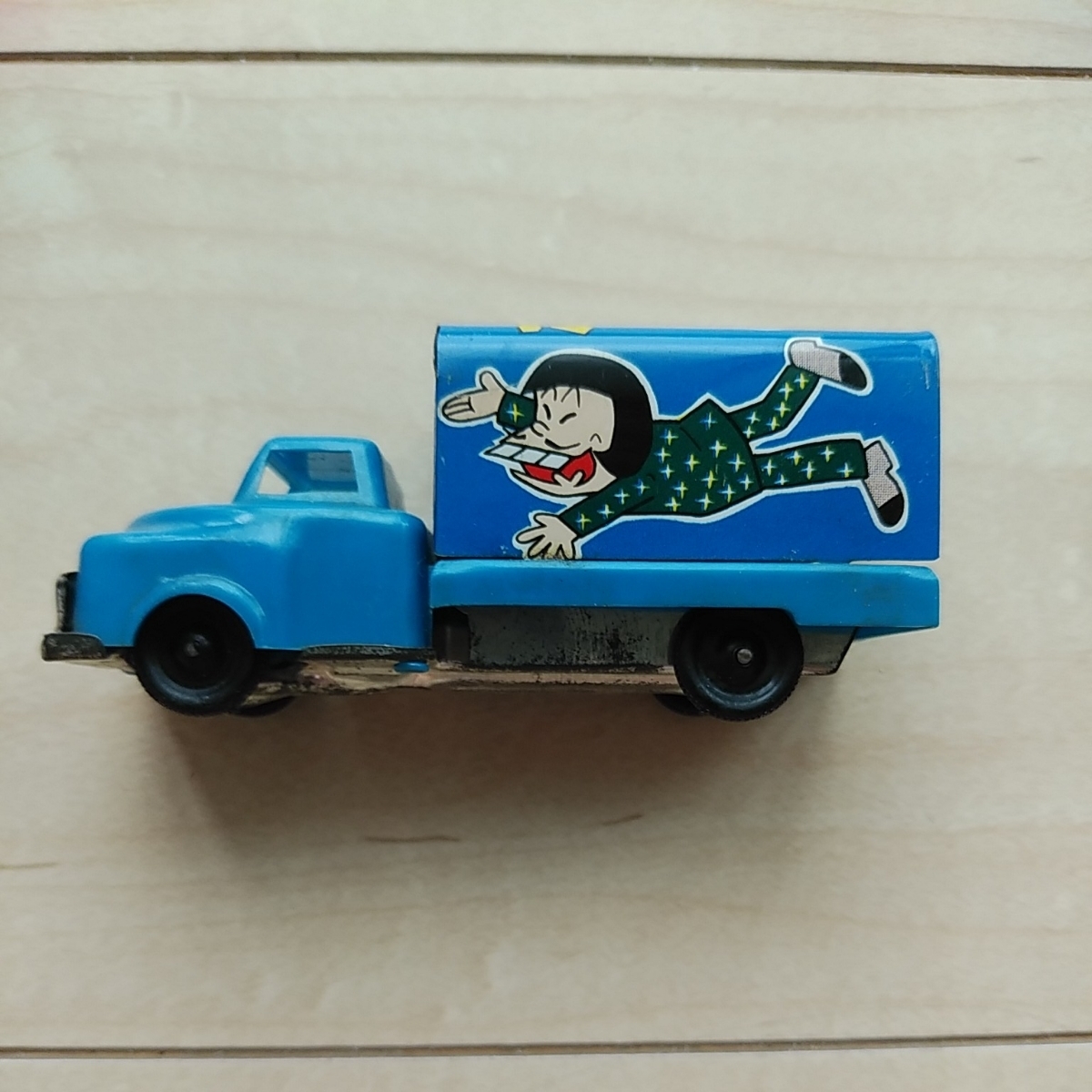 ■御愛嬌出品『おそ松くん貨物自動車』１台。■珍品。本体plastic製・シャーシ荷台ブリキ製。■赤塚不二夫。横絵柄イヤミ氏・チビ太。_画像7