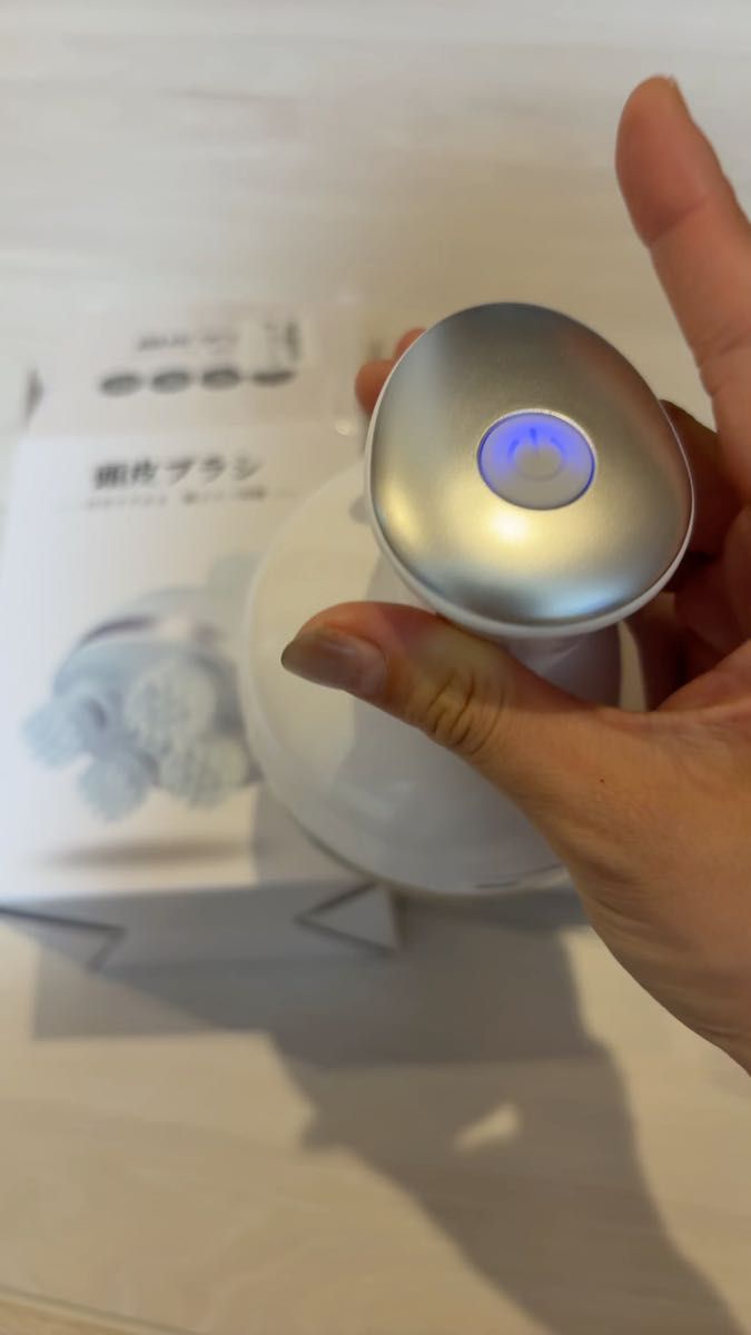 電動頭皮ブラシ 【最新3Dテクノロジー搭載】 ヘッドスパ 頭皮ケア 頭皮エステ 4種類動作モード 3D振動 コードレス