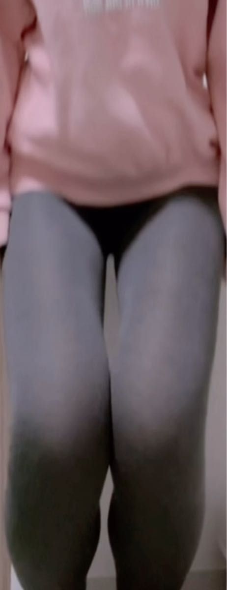 グレー