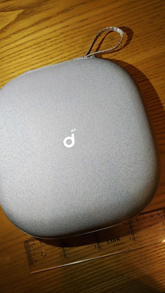 美品アンカーAnker Soundcore ヘッドフォンケースホワイト?ベージュ?