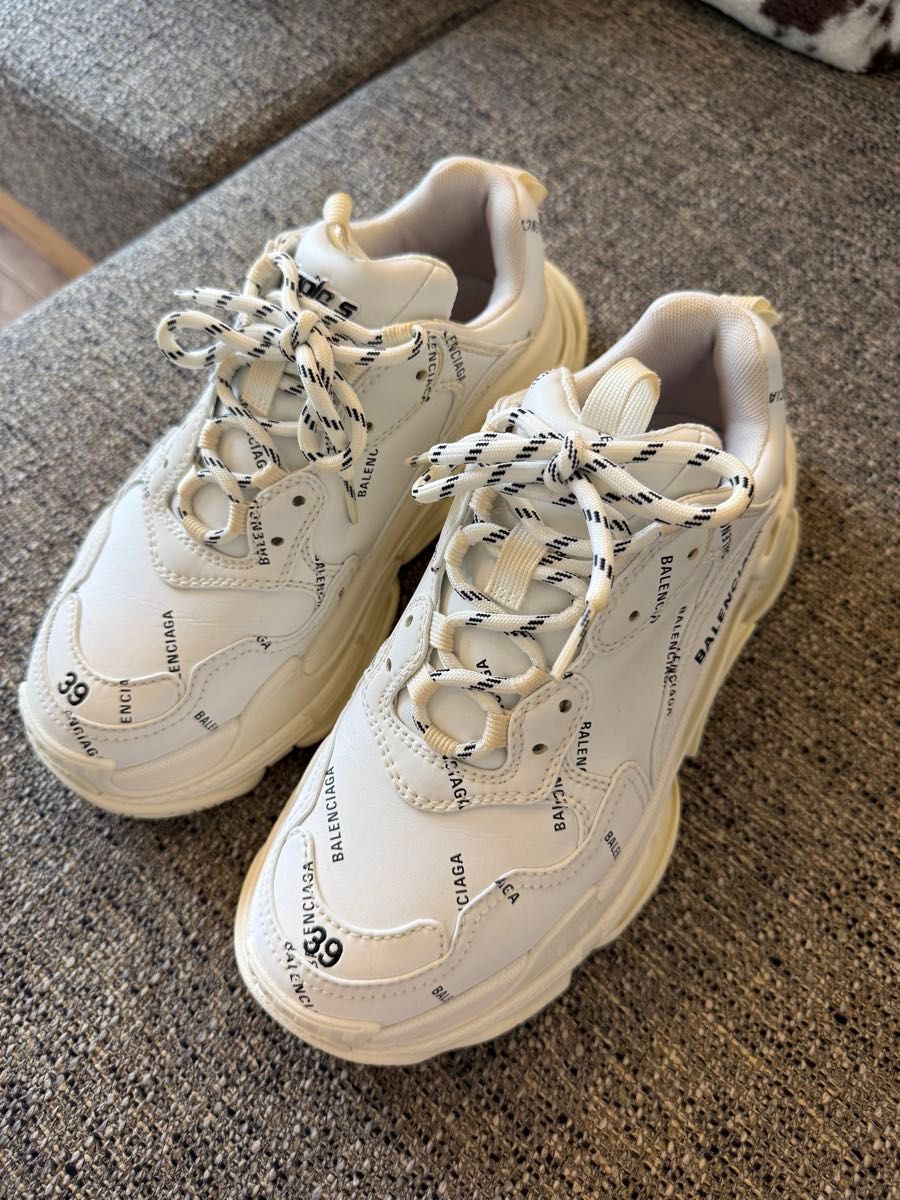 【在庫僅か!】BALENCIAGA トリプルS スニーカー BALENCIAGA トリプルS 39 スニーカー