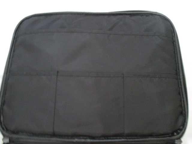 新品・未使用のバッグ（内側パッド付き・鍵付き）_小物入れも付いてます。