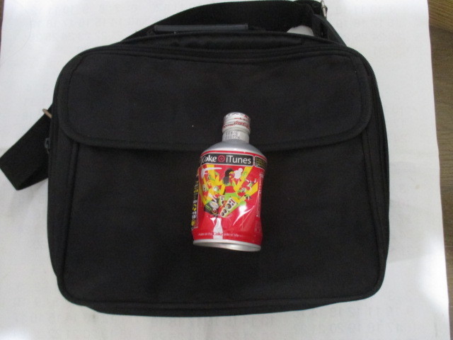 新品・未使用のバッグ（内側パッド付き・鍵付き）_ジュース缶は大きさ比較で付属しません。